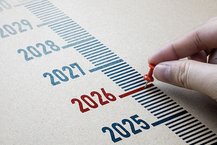 Um alfinete vermelho marca o ano de 2026 em um papel pardo. Este é o conceito de iniciar um novo ano, uma transição de 2025 para 2026 para planejamento e definição de novas metas para o sucesso na vida.