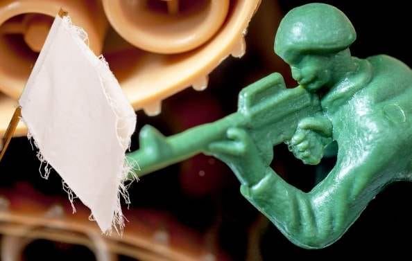 bandeira branca e arma de fogo