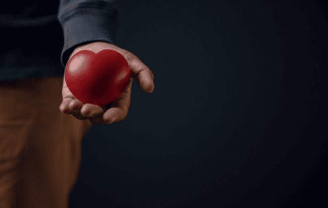 homem-com-coracao-na-mao