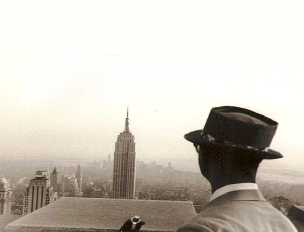 Chico observa o One World Trade Center