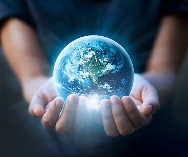 Mãos segurando terra azul