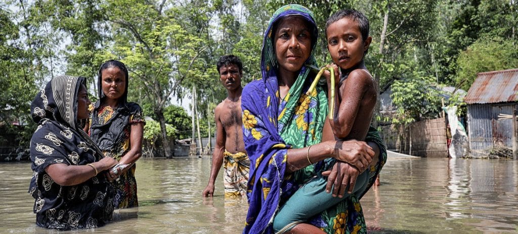 Família desorientada no meio da inundação