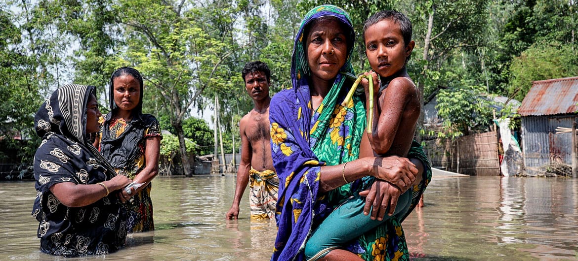 Família desorientada no meio da inundação