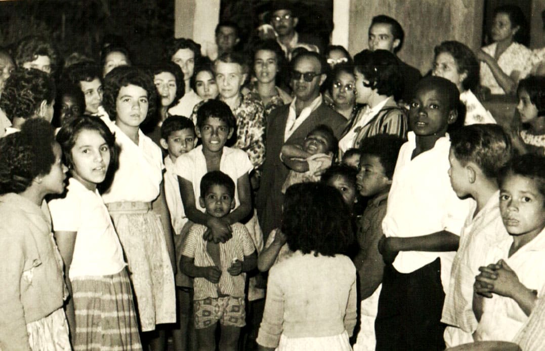 Chico Xavier por várias crianças em dia de Natal