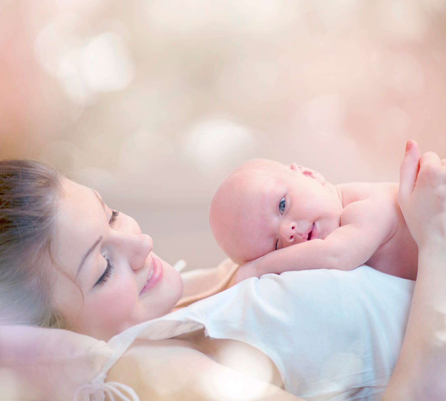 Mãe,e,ela,recém-nascido,bebê.,feliz,mãe,e,bebê,beijando