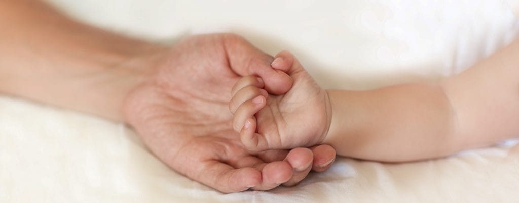 Pai e filho de mãos dadas