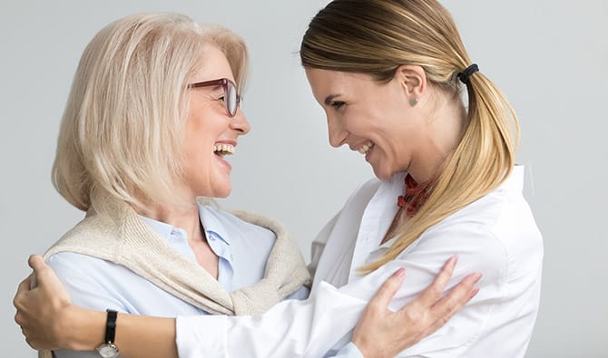 Diferentes gerações de idade se unindo falando brincando se divertindo