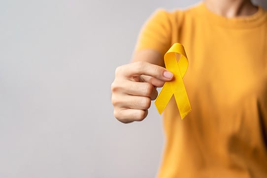Setembro Amarelo, Dia de Prevenção ao Suicídio, Mês de Conscientização sobre Infância, Sarcoma, Câncer de Ossos e Bexiga, Laço Amarelo para apoiar a vida e a doença das pessoas. Conceito de saúde e dia mundial do câncer