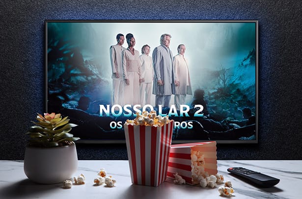 Logotipo Disney plus na TV com caixas de pipoca, controle remoto e planta doméstica em cima da mesa. Disney plus é um serviço americano de streaming de vídeo por assinatura. Astana, Cazaquistão