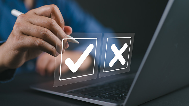 Empresário pensa e faz escolhas entre símbolos certos e errados. Conceito de "decidir votar". Decisões de "sim" ou "não", opções de negócios em situações difíceis. Verdadeiro ou falso, tomada de decisão em situações de crise.
